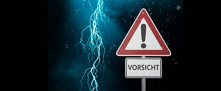 730x300 - Vorsicht-Schild und Blitz