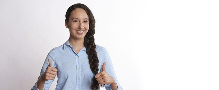 730x300 - Junge Frau h&auml;lt beide Daumen hoch