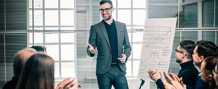 730x300 - Mann an Flipchart - Menschen mit H&auml;nden
