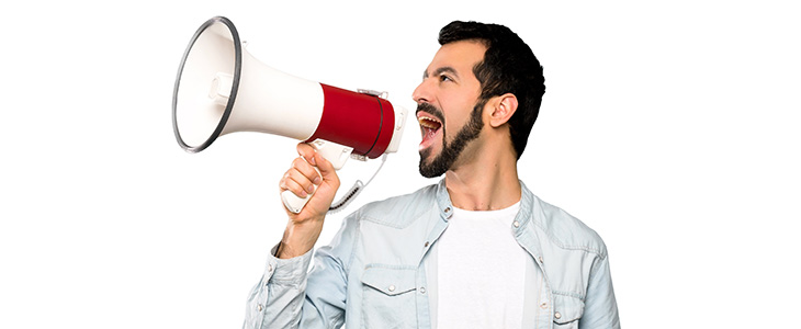 730x300 - Mann mit Megafon