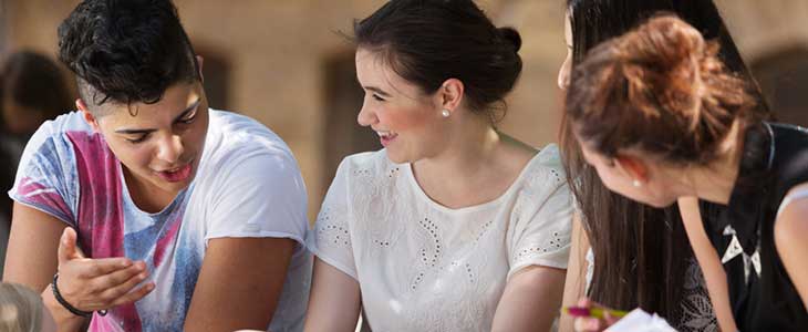 730x300 4 Jugendliche unterhalten sich - Sommer