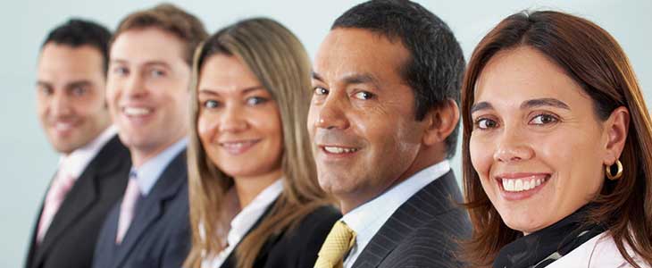 730x300 - Business gekleidete Personen in Reihe