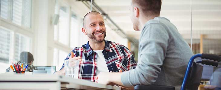 730x300 2 M&auml;nner im B&uuml;ro im Gespr&auml;ch