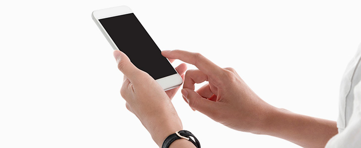730x300 - Handy wird in den H&auml;nden gehalten