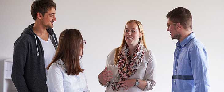 730x300- 4 junge Menschen im Gespr&auml;ch