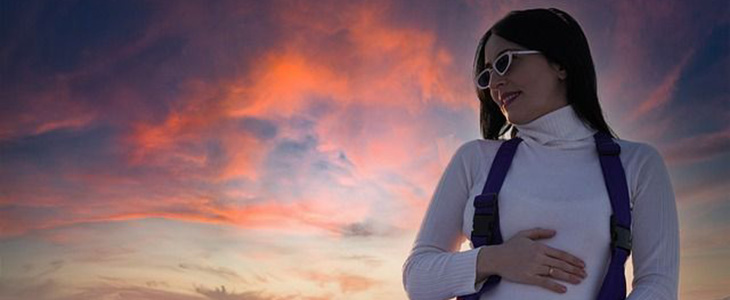 700x300- Schwangere Frau mit Bauch auf Hand