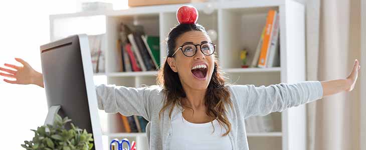 730x300 - Frau B&uuml;ro lachend mit Apfel auf Kopf