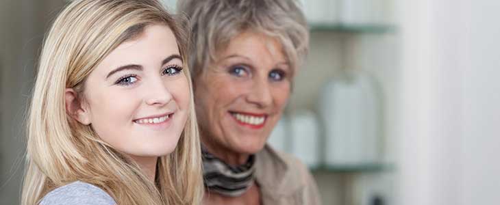 730x300 2 lachende Frauen - jung und alt