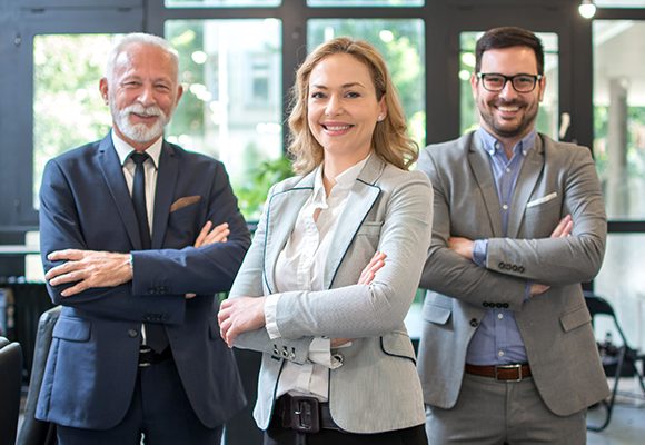 580x400 - 1 Frau - 2 Mäner-Business-Look