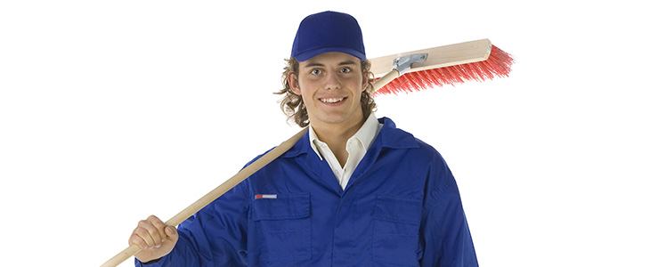 730x300 - Mann in blauer Arbeitskleidung mit Besen