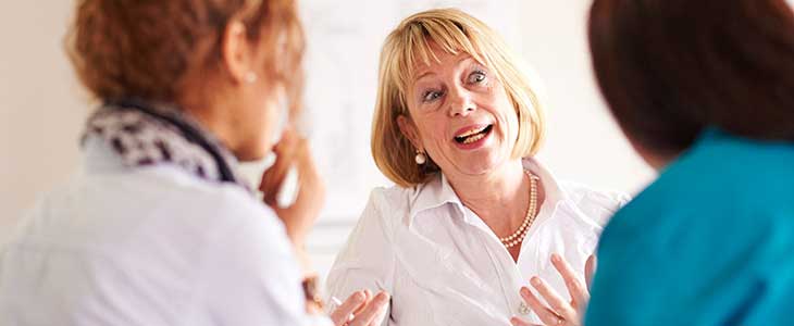 730x300 Frau im Gespräch mit zwei anderen