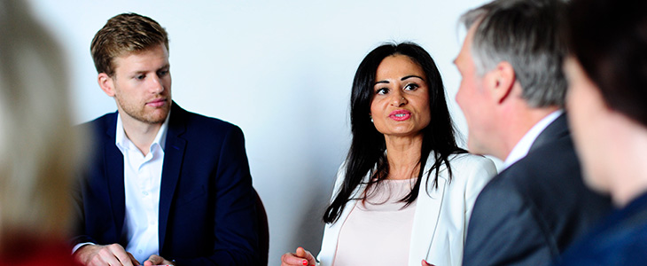 730x300 - Meeting - Frau redet