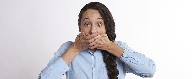 730x300 - Frau presst H&auml;nde vor den Mund