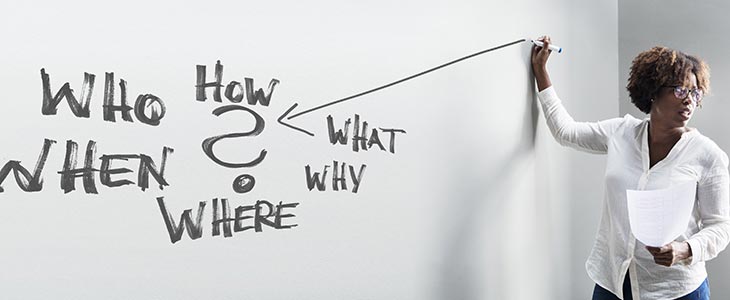 730x300 Frau an Whiteboard mit Fragewörtern