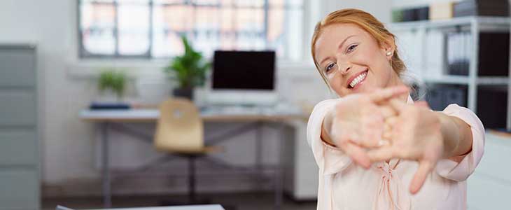 730x300 Frau im B&uuml;ro macht Hand-Dehn&uuml;bungen