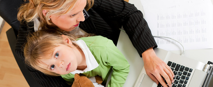 730x300 - Frau arbeitet, Kind sitzt auf ihrem Scho&szlig;