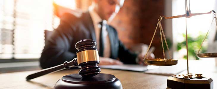 730x300 Richter Schreibtisch Hammer und Waage