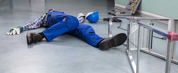 730x300 Arbeitsunfall - Leiter - Mann am Boden