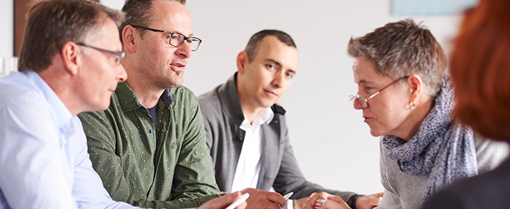 730x300 - F&uuml;nf Personen unterhalten sich