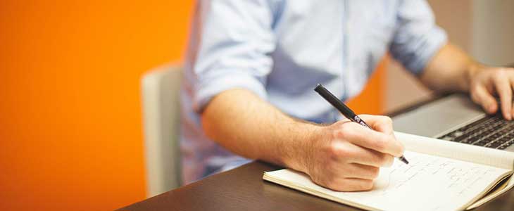 730x300 M&auml;nnerh&auml;nde schreibend mit Block und Tastatur