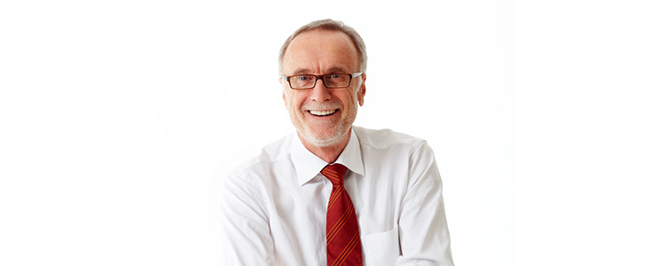 730x300 - L&auml;chelnder Mann mit Krawatte