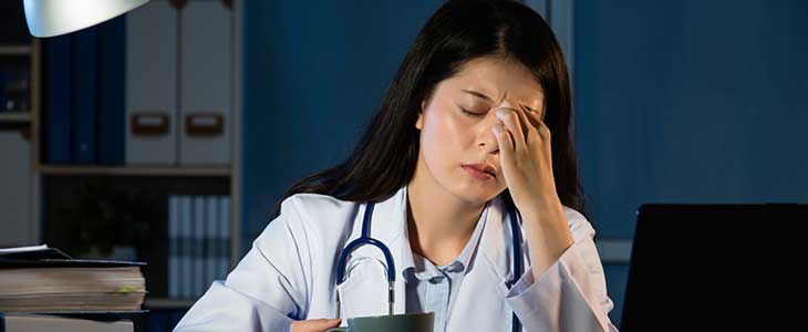 730x300 - &Auml;rztin abgespannt und ersch&ouml;pft