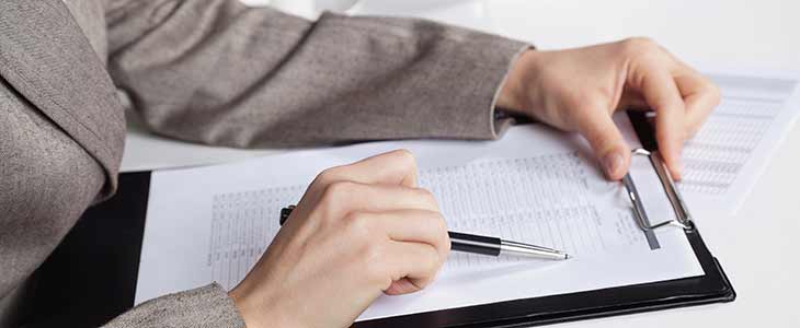 730x300 H&auml;nde Schreibbrett Stift