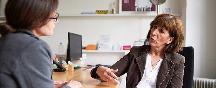 730x300 2 Frauen im ernsten Gespr&auml;ch im B&uuml;ro