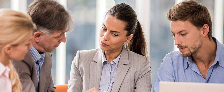 730x300 4 Personen im Gespr&auml;ch