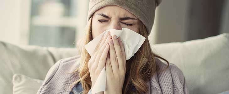 730x300 - Frauengesicht mit Taschentuch