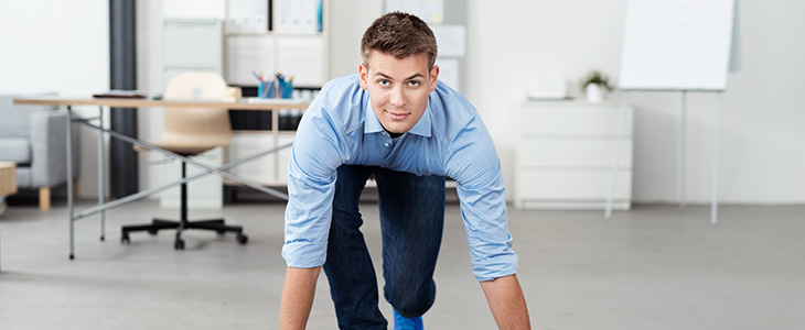 730x300 - junger Mann im B&uuml;ro in Sprint-Position