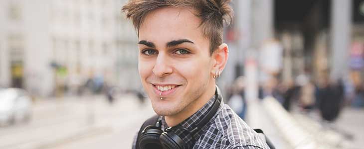 730x300- Jugendlicher Portr&auml;t mit Piercing und Kopfh&ouml;rer