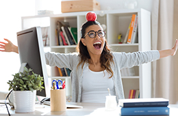 260x170 - Frau B&uuml;ro lachend mit Apfel auf Kopf