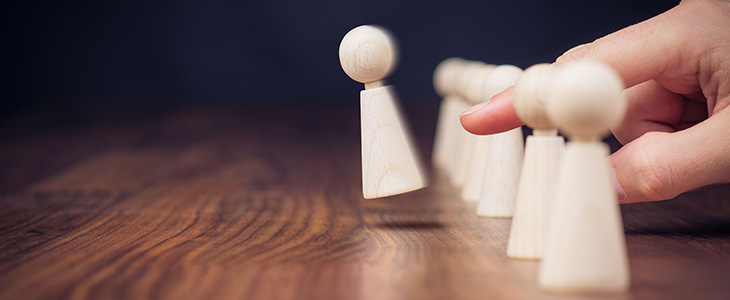 730x300 - Spielfiguren werden von Finger umgeworfen