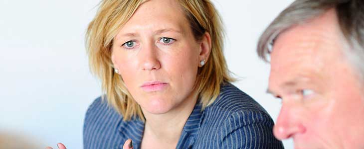 730x300 Frau mit betroffenem, ernstem Gesichtsausdruck