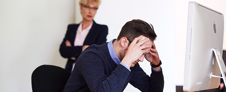 730x300 verzweifelter Mann am PC - Frau im Hintergrund