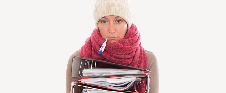 730x300 - Frau mit Thermometer im Mund und Ordnern