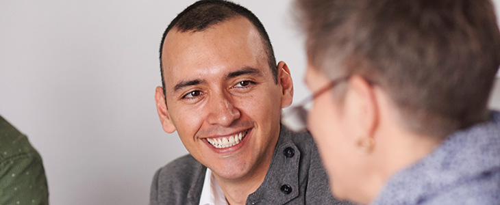 730x300 - Mann und Frau unterhalten sich