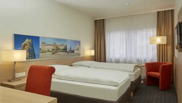 Hotelplus Darmstadt Schlafzimmer