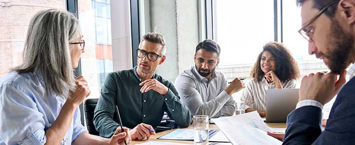 730x300 Gremium im Gespr&auml;ch am Tisch - BR-Sitzung