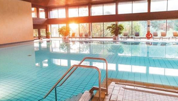 Plaza Premium Timmendorfer Strand Schwimmbad 580x330