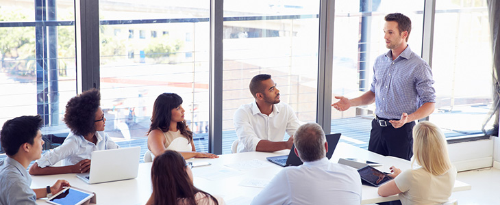 730x200 - Gruppe mit Sprecher im B&uuml;ro