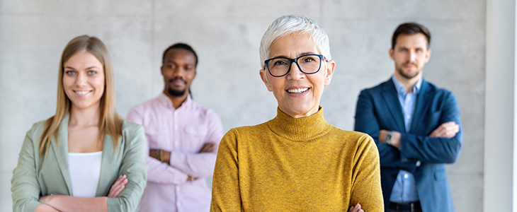 730x300 - 2 Männer - 2 Frauen mit verschränkten Armen