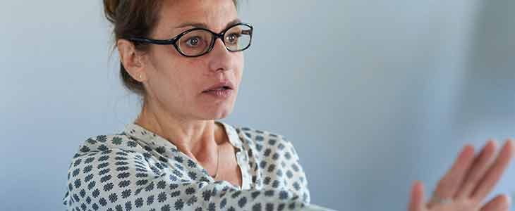 730x300 Frau mit abweisender Geste