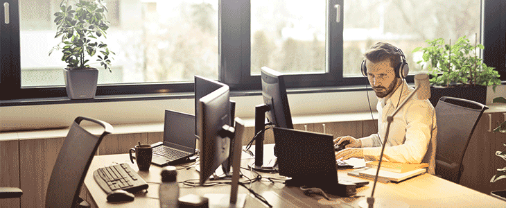730x300 Ein mann im B&uuml;ro