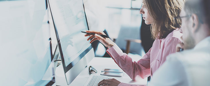 730x300 - Frau und Mann arbeiten zusammen