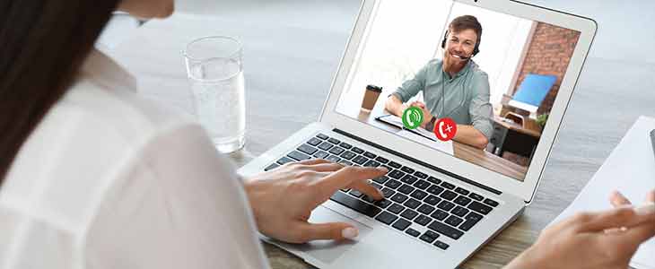 730x300px Frau vor Video Konferenz mit Mann