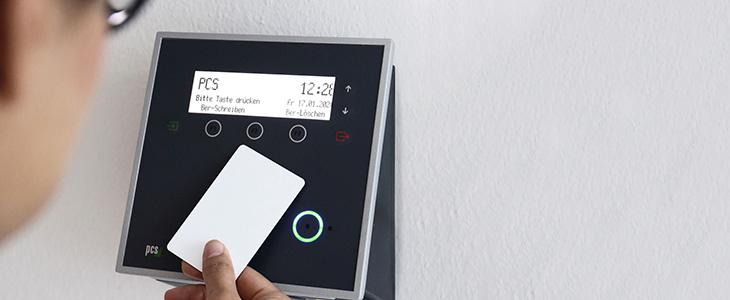 730x300 Zeiterfassungsger&auml;t mit Karte in Hand