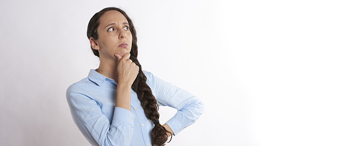 730x300 - Junge Frau reibt Kinn beim &Uuml;berlegen