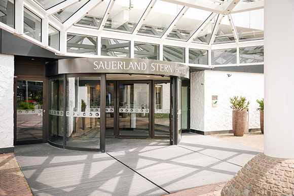 Sauerland Stern Hotel Eingang 580x330